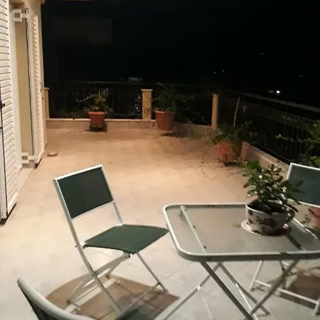 Private Upper Floor Of Central *