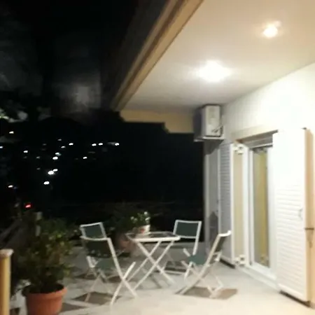 Private Upper Floor Of Central *